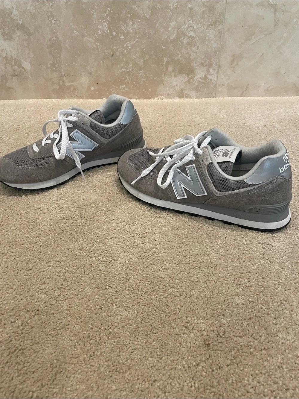 Men’s classic New Balance 574 in gray with white, size 8, barely worn